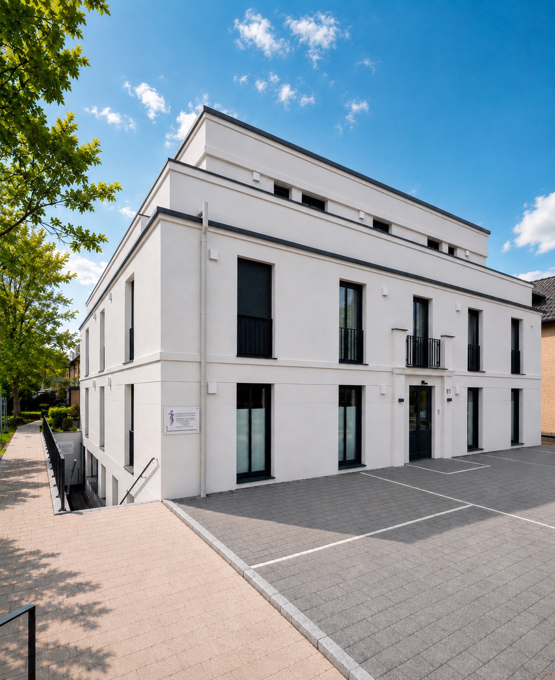 Praxisgebäude der Frauenheilkunde Lüneburg, Außenansicht bei blauem Himmel