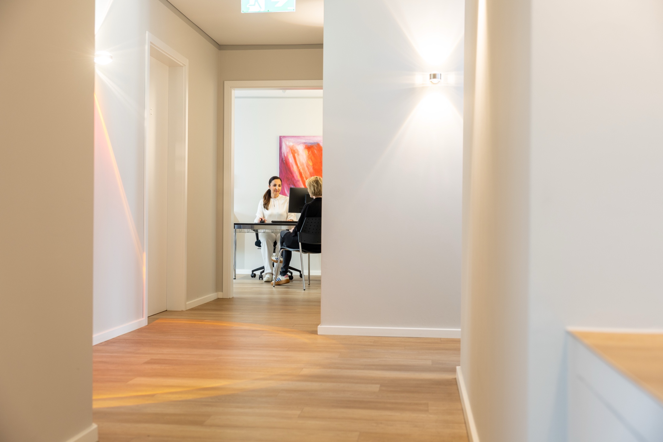 Heller Flur mit Beratungszimmer