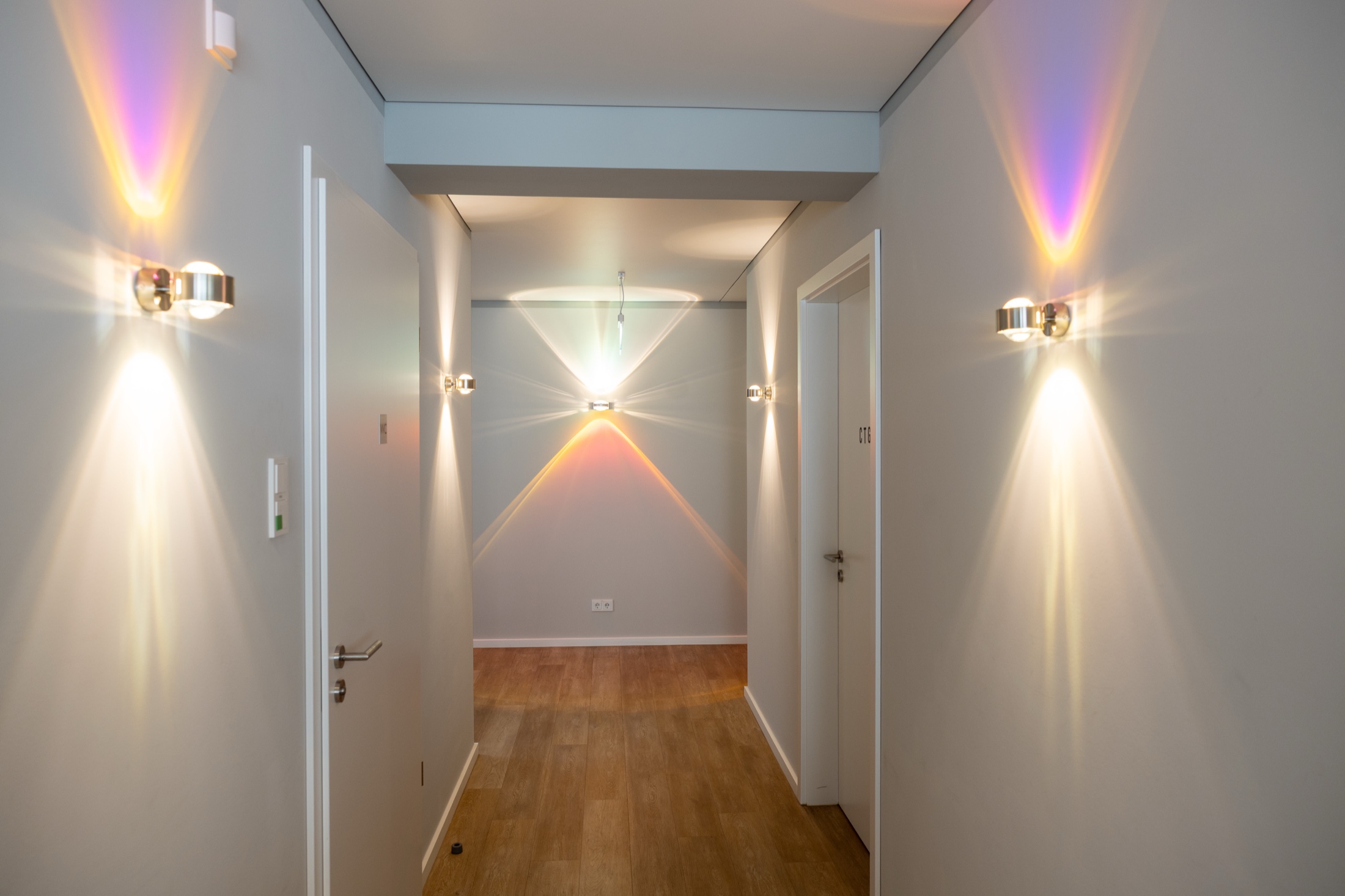 Flur mit besonderer Lichtgestaltung