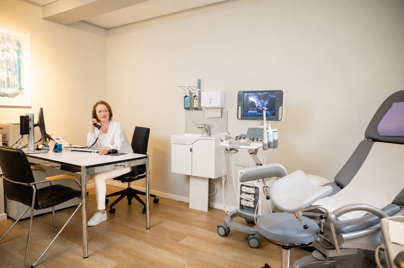 Sprechzimmer mit Ultraschalldiagnostik